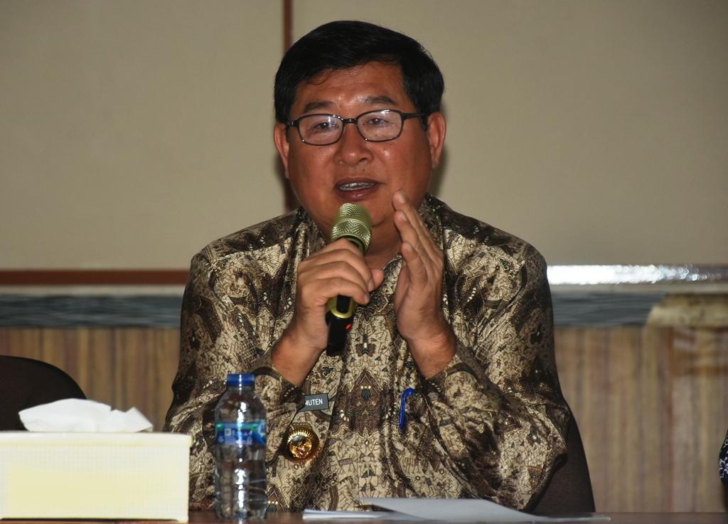Bupati-Belitung-Timur-Kamarudin-Muten-usai-membuka-Rapat.jpg
