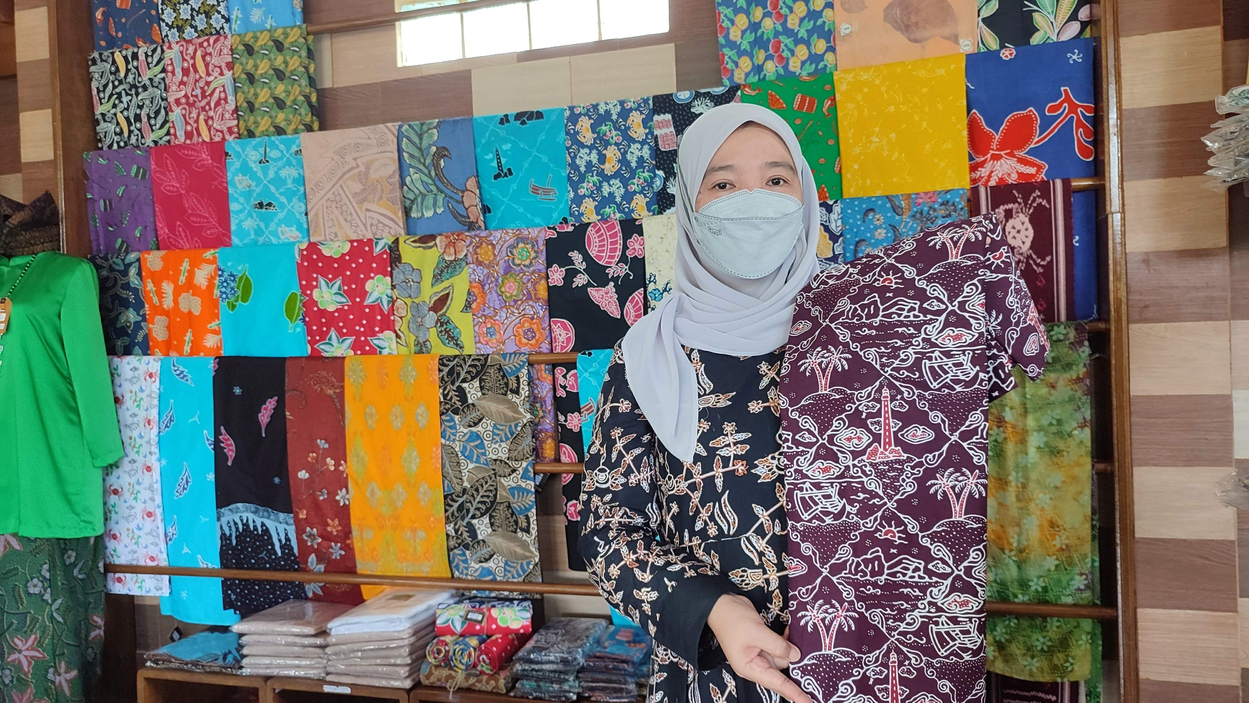 Erna-Ningsih-menunjukkan-koleksi-batik-Galeri-HDNõto-di-Desa-Keciput-Kecamatan-Sijuk-Senin-212.jpg