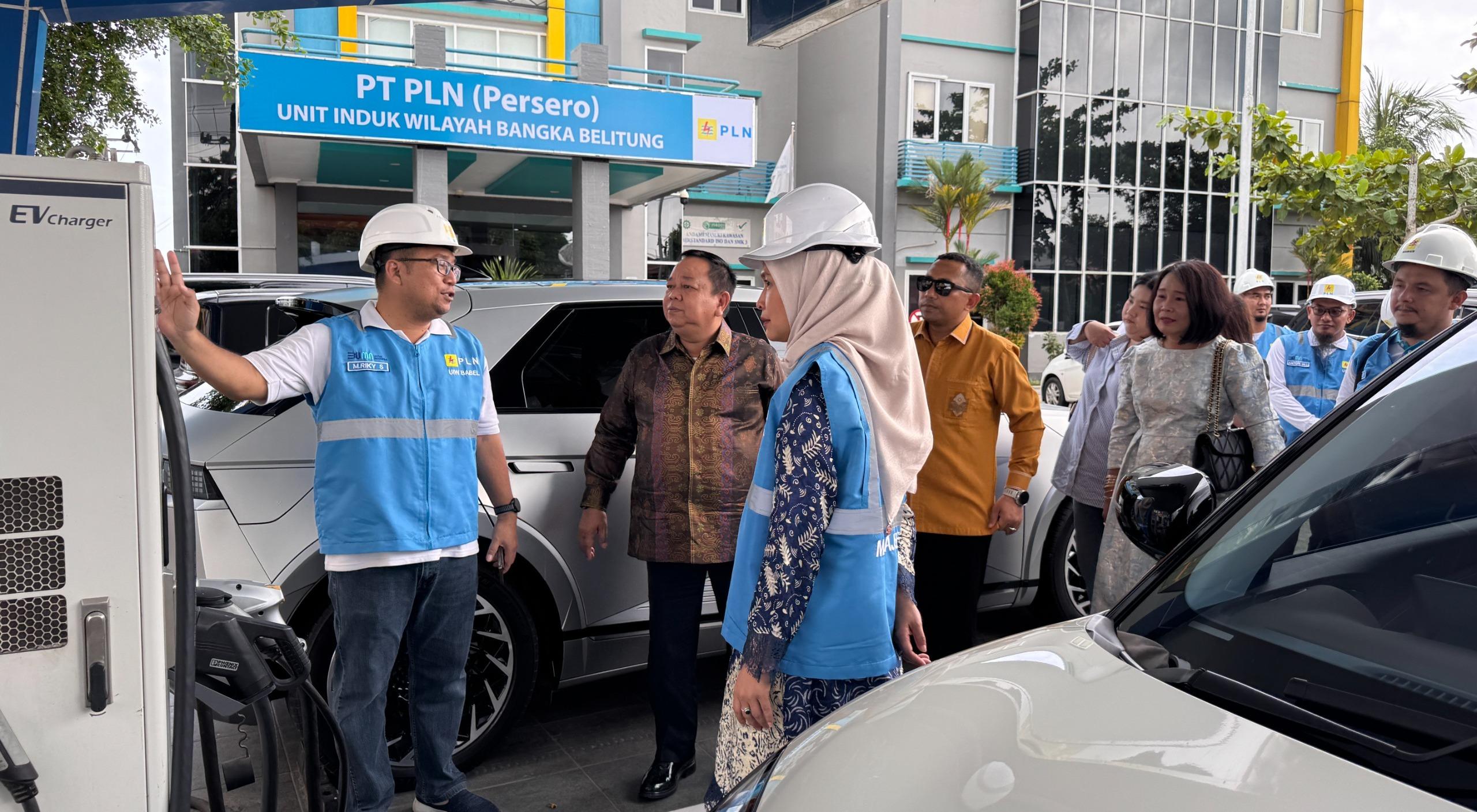 General-Manager-PLN-Babel-Dini-Sulistyawati-bersama-Kepala-BIN-Daerah.jpg