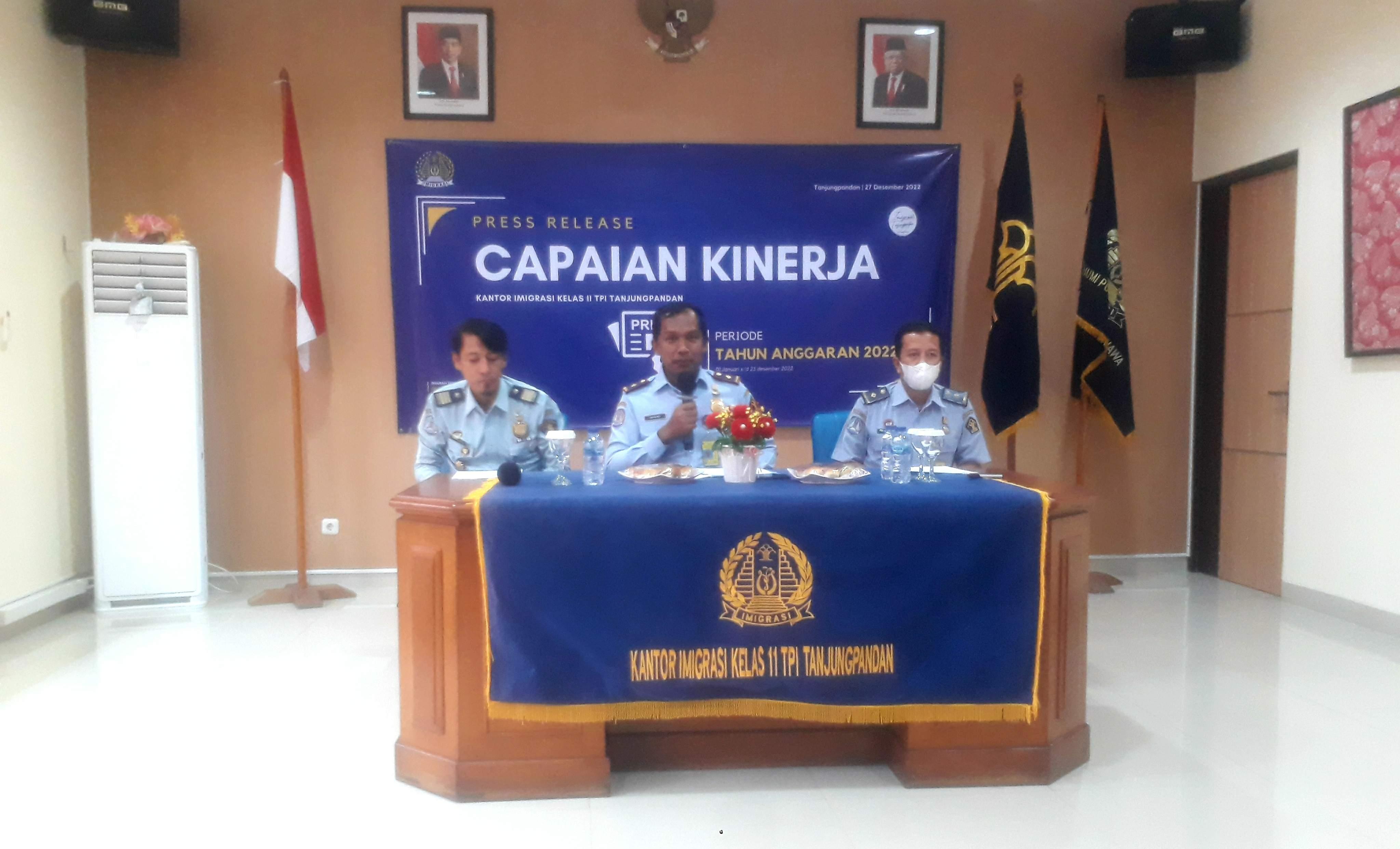 Kepala-Kantor-Imigrasi-Kelas-II-TPI-Tanjungpandan-Suyatno-tengah-menyampaikan-capaian-kinerja.jpg