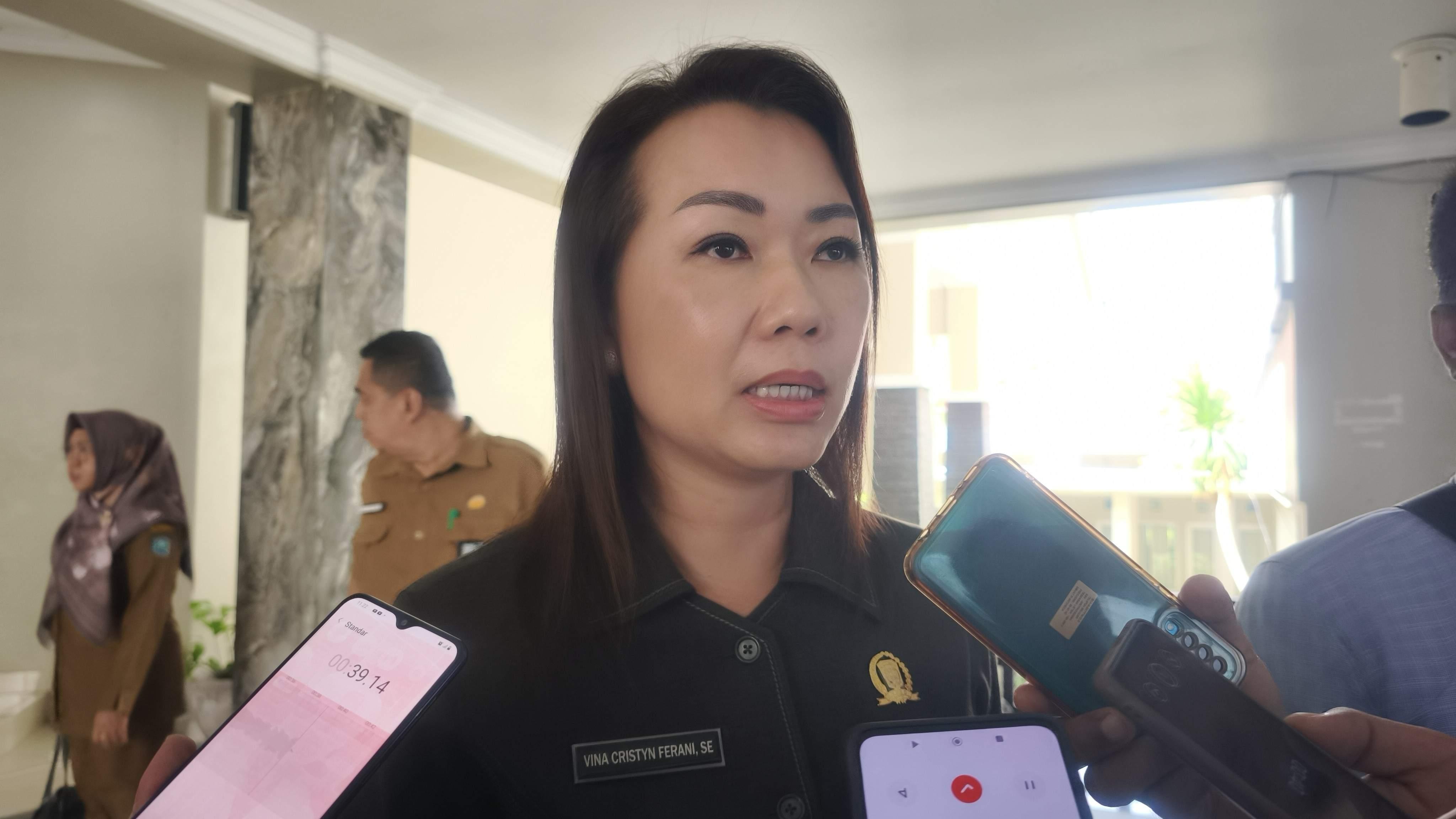 Ketua-DPRD-Belitung-Vina-Cristyn-Ferani-saat-diwawancara-awak-media.jpg