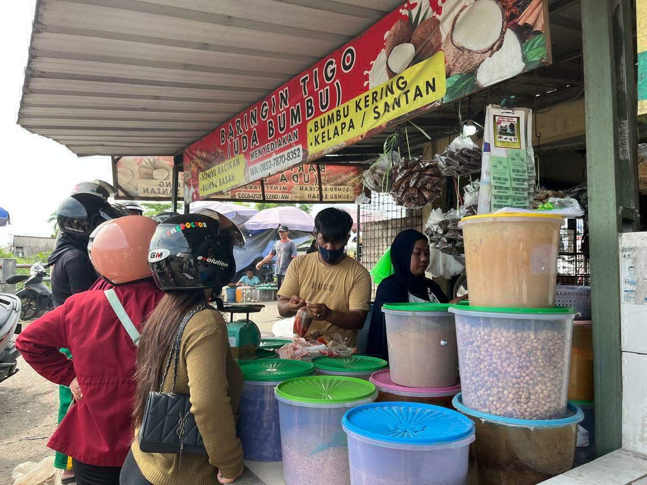 MEMBELI-BUMBU-GILING-Masyarakat-saat-antre-membeli-bumbu.jpg