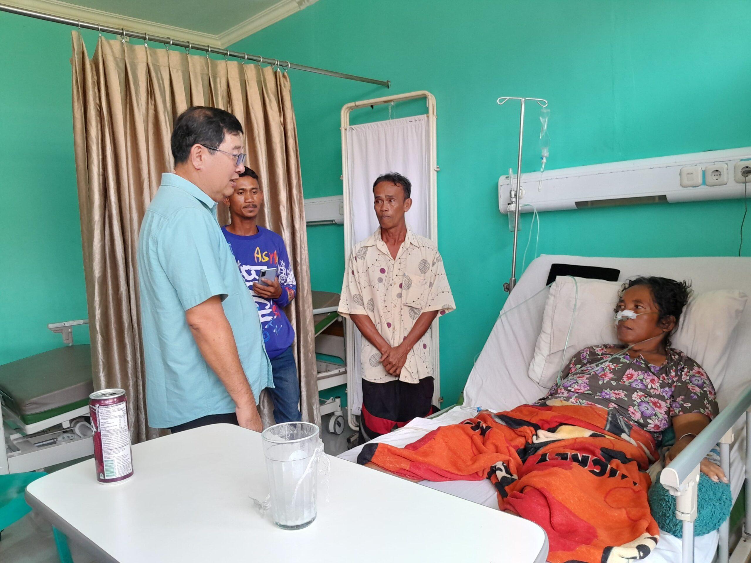 MENJENGUK-PASIEN-Bupati-Belitung-Timur-Kamarudin.jpg