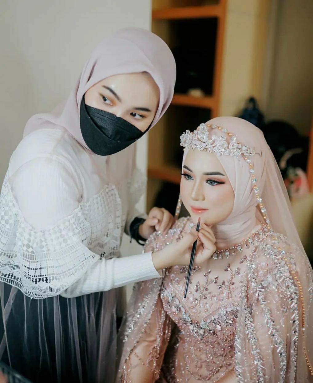 Owner-Gita-Wedding-Gita-Tamara-Yolanda-saat-merias-pengantin.jpg