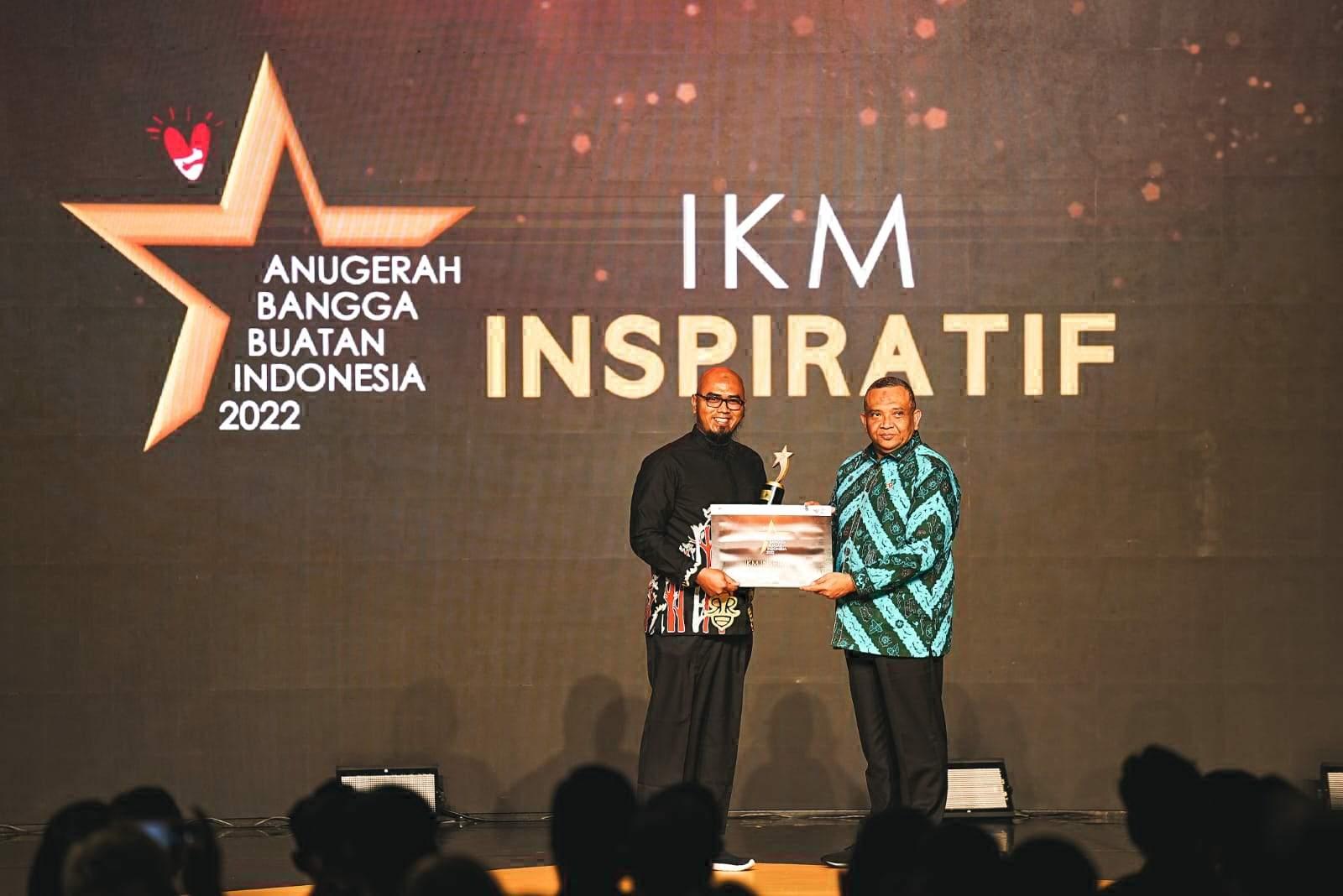 Owner-Madu-RR1669-Widi-Prayogo-saat-menerima-penghargaan-IKM-inspiratif.jpg