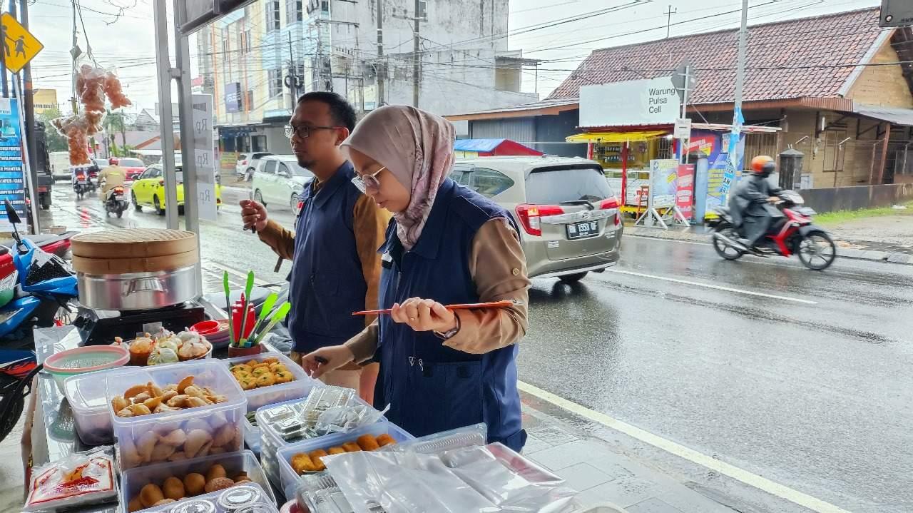 PENGUJIAN-SAMPEL-TAKJIL-Tim-BPOM-Pangkalpinan.jpg