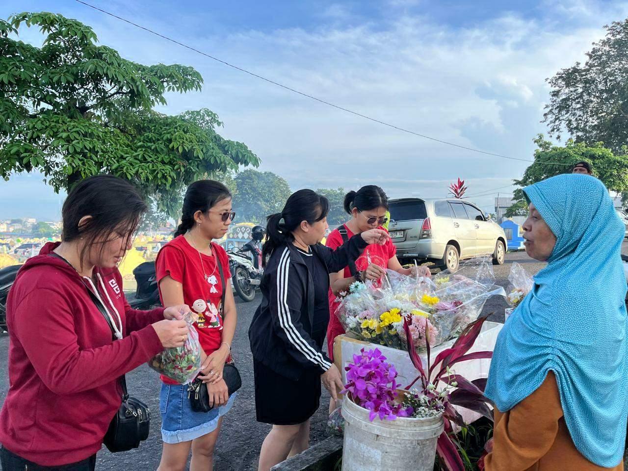 PENJUALAN-BUNGA-Penjual-bunga-di-kawasan-Pemakaman-Sentosa.jpg