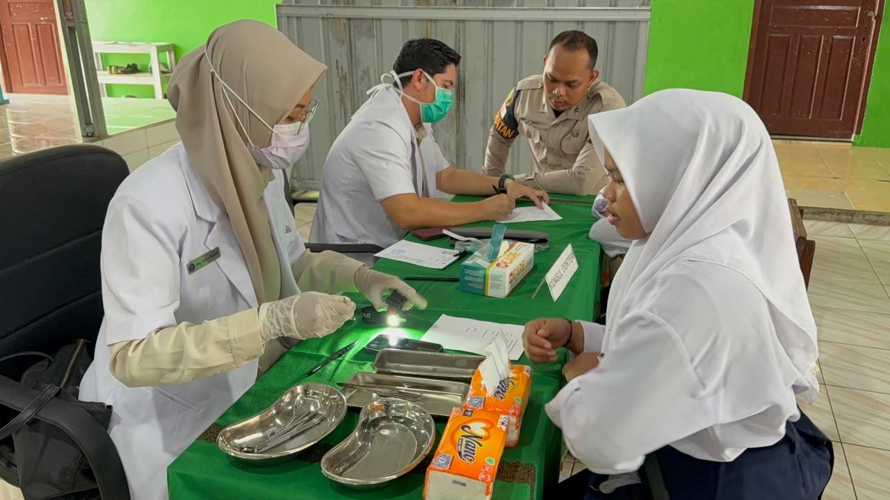 Para-santri-dan-pengasuh-pondok-pesantren-saat-mengikuti-program-Bakti-Kesehatan.jpg