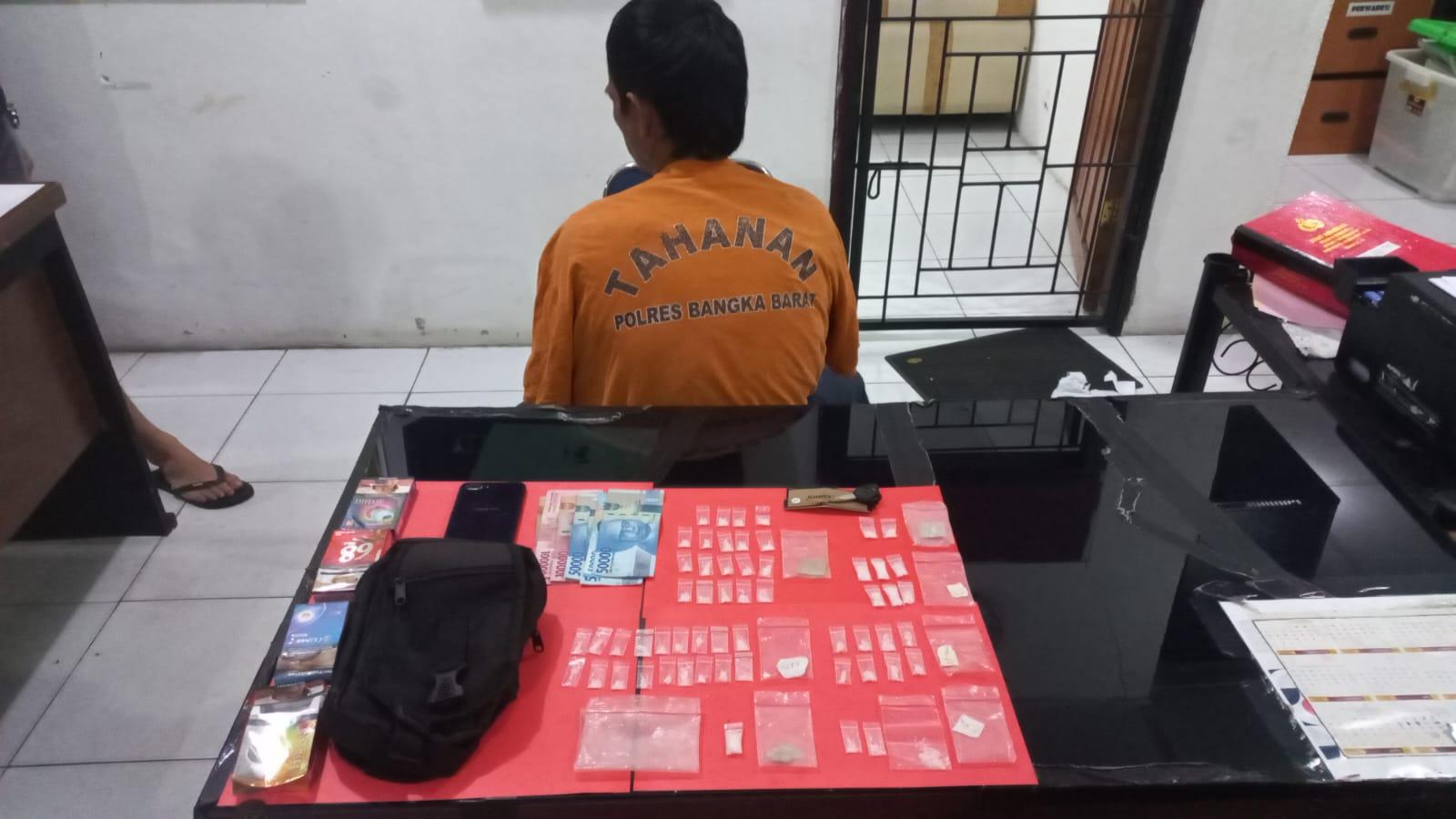 Pelaku-pengedar-sabu-saat-diamankan-di-Polres-Bangka-Barat.jpg