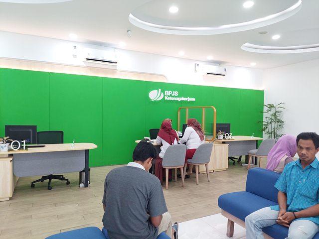 Pelayanan-peserta-di-Kantor-BPJS-Ketenagakerjaan-Jumat-2211.jpg
