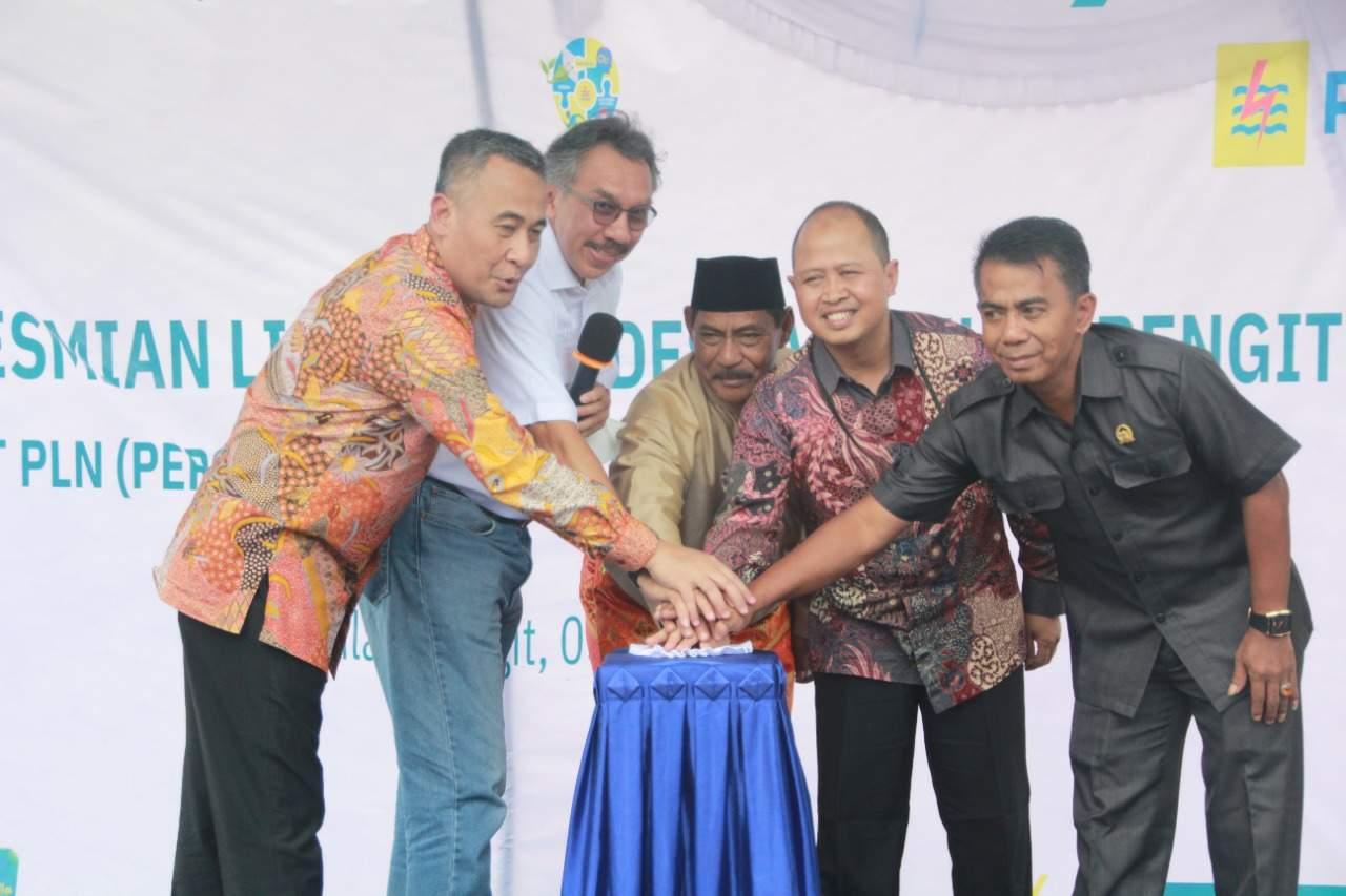 Peresmian-listrik-di-Pulau-Rengit-Belitung-ditandai-penekanan-tombol-sirine.jpg