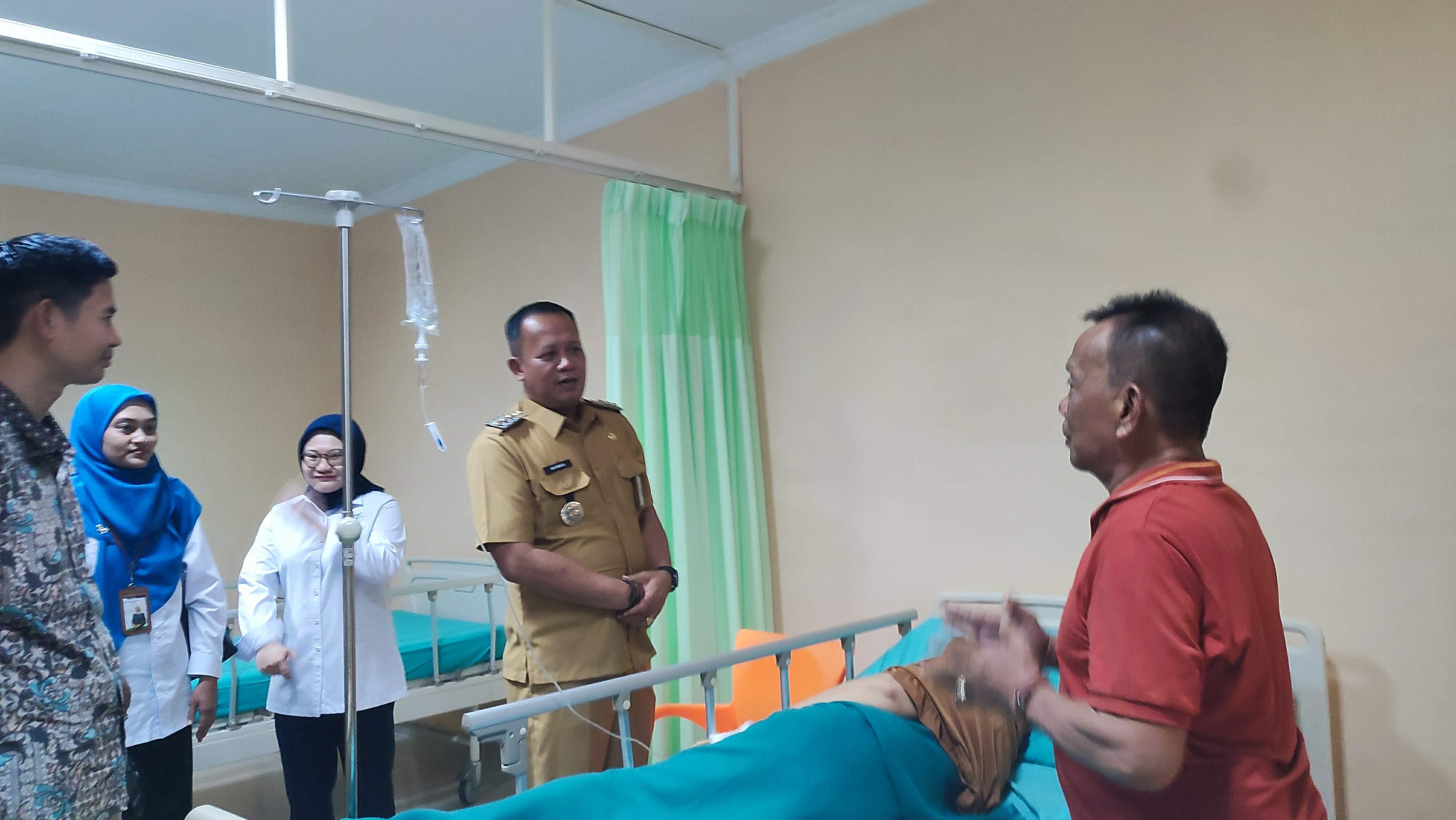 Pj-Bupati-Belitung-Mikron-Antariksa-saat-melihat-ruang-rawat-inap-dan.jpg