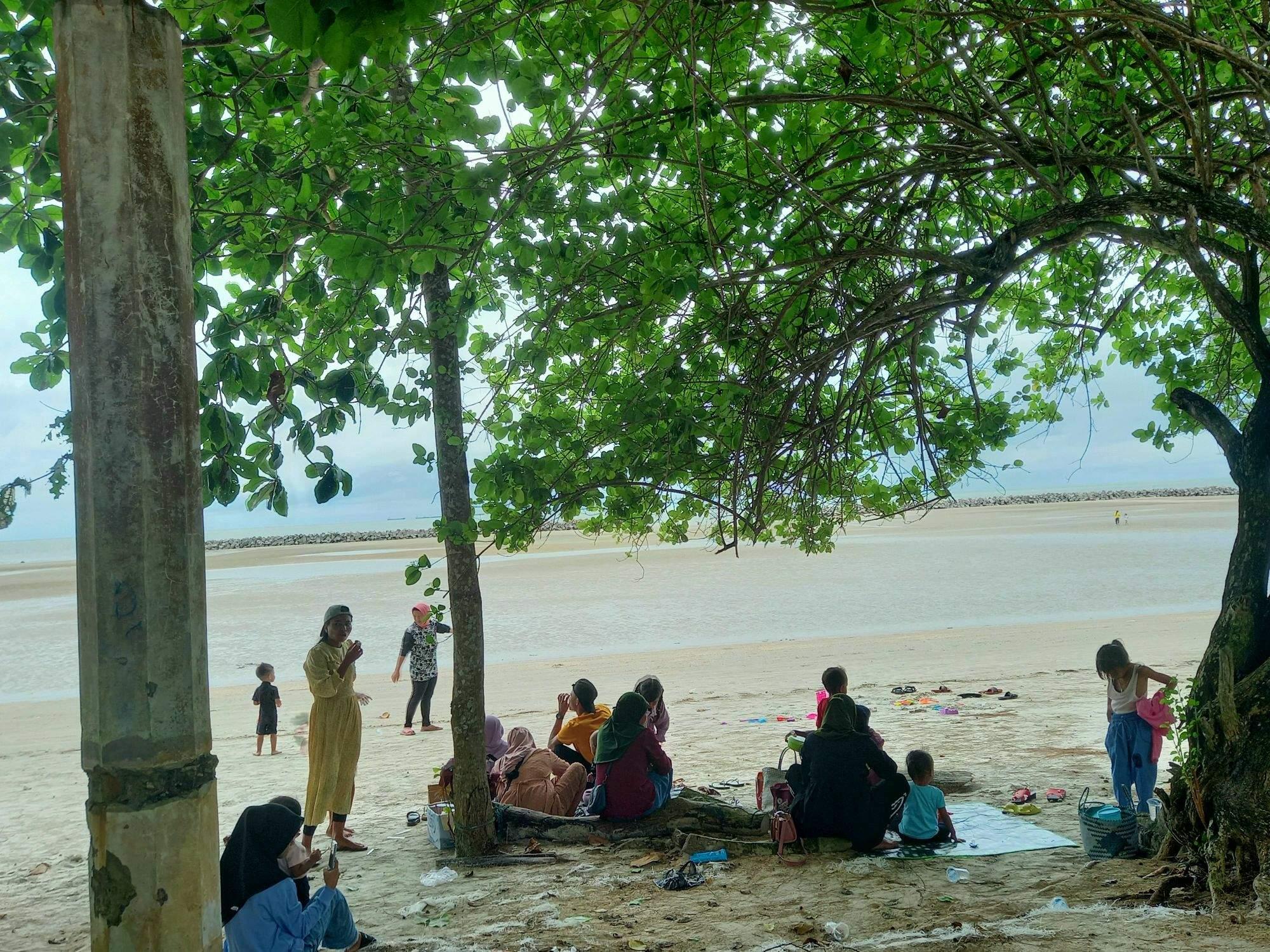 Pantai Pasir Padi Pilihan Pemudik Habiskan Liburan Lebaran