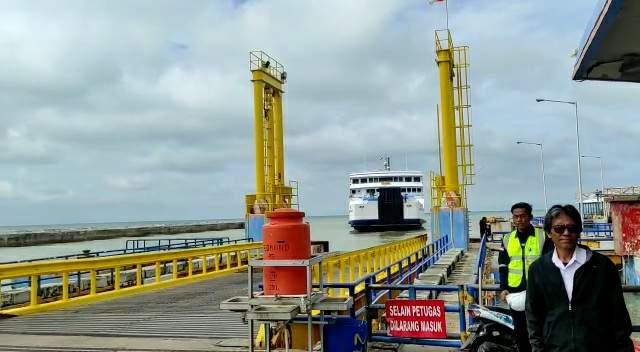 Suasana-kendaraan-di-Pelabuhan-Tanjungkalian-Muntok-Kabupaten-Bangka-Barat.jpg