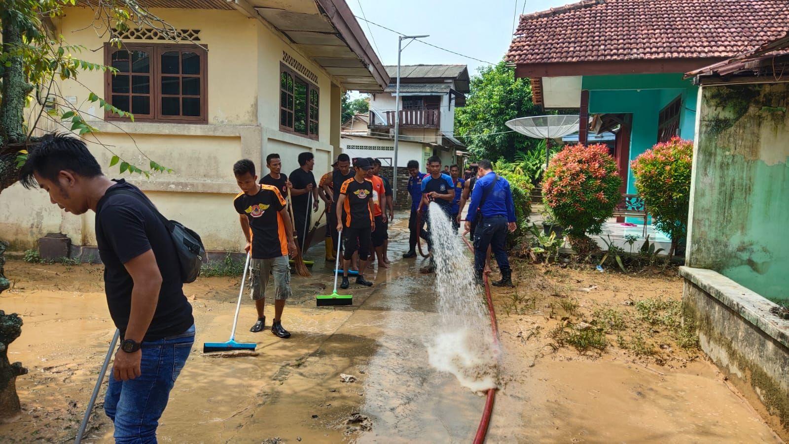 Tim-gabungan-dan-masyarakat-membersihkan-lumpur-di-Kawasan-Kampung-Ulu.jpg