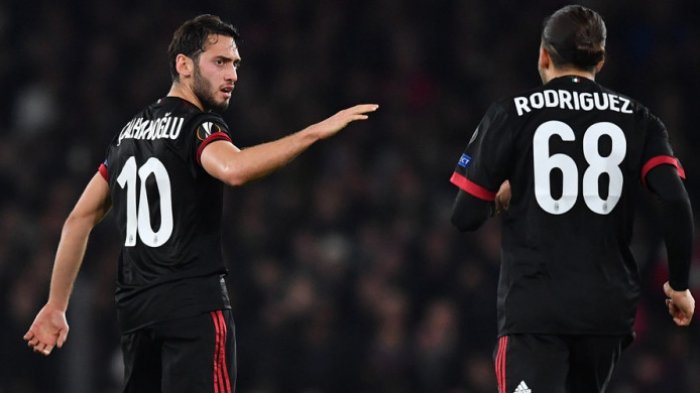 gelandang-ac-milan-hakan-calhanoglu-kiri-merayakan-gol.jpg