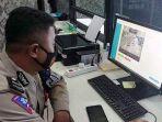 20220322_Polisi-menunjukkan-pelanggar-lalu-lintas-yang-tertangkap-kamera-tilang-elektronik.jpg