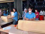 20220507_Pegawai-Toko-Yunna-Snack-mengemas-makanan-ringan.jpg