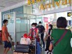20220507_Penumpang-pesawat-terbang-keluar-dari-pintu-kedatangan-terminal-Bandara.jpg