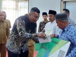 20220607_Direktur-PT-BPRS-memberikan-santunan-kepada-guru-mengaji.jpg