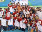 20220720_Wali-Kota-Pangkalpinang-Maulan-Aklil-berfoto-bersama-tim-bola-voli-putra-dan-putri.jpg