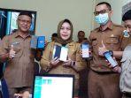 20220809_Sekda-Kota-Pangkalpinang-Radmida-Dawam-menunjukkan-KTP-digital.jpg