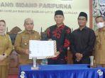 20220822_Maulan-Aklil-dan-Abang-Hertza-menunjukkan-nota-kesepakatan.jpg