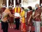 20221006_Kepala-Disdukcapil-Kota-Pangkalpinang-Darwin-memberikan-dokumen-kependudukan.jpg