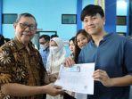 20221013_Ketua-Tim-Penilai-KIPP-Babel-Bustami-Rahman-menyerahkan-berkas-administrasi.jpg