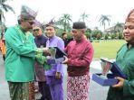 20221121_Kepala-Disdukcapil-Kota-Pangkalpinang-Darwin-menerima-penghargaan.jpg