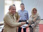 20221212_Wali-Kota-Pangkalpinang-Maulan-Aklil-menyerahkan-secara-simbolis-buku-tabungan.jpg