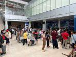 ANTREAN-BAGASI-Suasana-antrean-bagasi-di-Pintu-Kedatangan.jpg