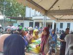 BERAS-SPHP-Warga-saat-membeli-beras-SPHP-saat-kegiatan-Gerakan.jpg