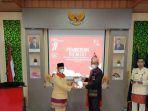 Bupati-Belitung-Sahani-Saleh-menyerahkan-SK-Remisi-kepada-Kalapas-Kelas-IIB-Tanjungpandan.jpg