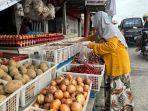 CABAI-RAWIT-Pembeli-memilih-bumbu-dapur-di-Pasar-Air-Itam.jpg