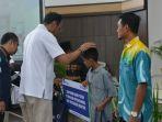 Direktur-Utama-PT-Timah-Tbk-Achmad-Ardianto-menyerahkan-bantuan-CSR.jpg