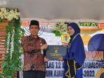 Fitri-Haryani-menerima-ijazah-dari-Kepala-SMA-Negeri-1-Membalong-Sudiyono.jpg