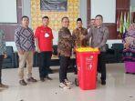GM-Witel-Babel-Indratmoko-Susanto-menyerahkan-bantuan-CSR-sarana-tong-sampah.jpg