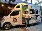 Grace-Shella-model-asal-Bangka-berpose-di-Camper-Van-Puri-Ansell-the-Van.jpg