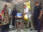 Ishardi-Hanafi-beserta-keluarga-menerima-kunjungan-tim-CSR-PT-Timah-Tbk-di-kediamannya.jpg