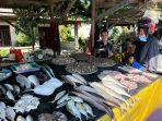 JUAL-BELI-IKAN-Aktivitas-jual-beli-ikan-di-Pasar-Air-Itam.jpg
