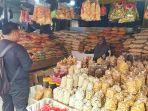 KUE-LEBARAN-Penjual-di-Pasar-Tanjungpandan-menawarkan.jpg