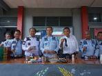 Kalapas-Kelas-IIB-Tanjungpandan-Mahendra-Sulaksana-saat-menunjukkan-barang-hasil-razia.jpg