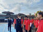 Kalapas-Kelas-IIB-Tanjungpandan-Romiwin-Hutasoit-bersalaman-dengan-WBP.jpg