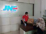 Karyawan-ekspedisi-JNE-Pangkalpinang-menerima-paket-konsumen-yang-akan-dikirimkan-ke-tempat-tujuan.jpg