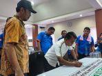 Ketua-dan-Wakil-Ketua-I-DPRD-Belitung-menandatangani-pernyataan-sikap-dukungan-terhadap-buruh.jpg