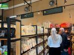 MEMBELI-OLEH-OLEH-Pengunjung-saat-memilih-dan-membeli.jpg