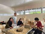 MENGEMAS-GETAS-Karyawan-dan-Owner-rumah-produksi.jpg