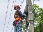 MERAPIKAN-KABEL-FO-Petugas-PLN-Icon-Plus-SBU-Regional-Sumatera-Bagian-Selatan.jpg