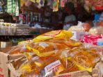 Minyak-goreng-kemasan-yang-dipajang-di-Pasar-Induk-Pembangunan-Pangkalpinang.jpg